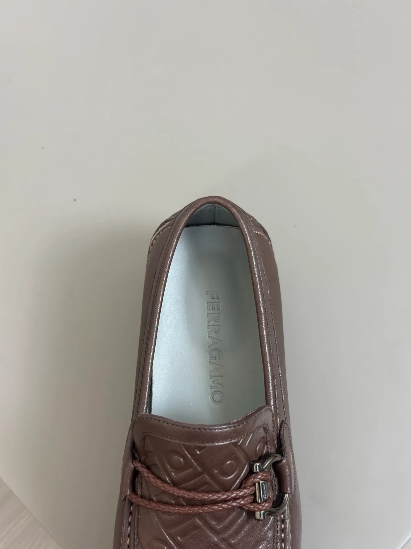 Batch 840, original order quality, new counter model, Ferragamo handmade men's driving shoes, bean shoes, slip-on shoes, lazy shoes, exquisite hand-stitching, workmanship details comparable to counters, original rubber outsole, imported cowhide from Italy, pressed water corrugated water-dyed cowhide lining, 39-44 large quantities in stock (38, 45 custom-made, non-refundable)